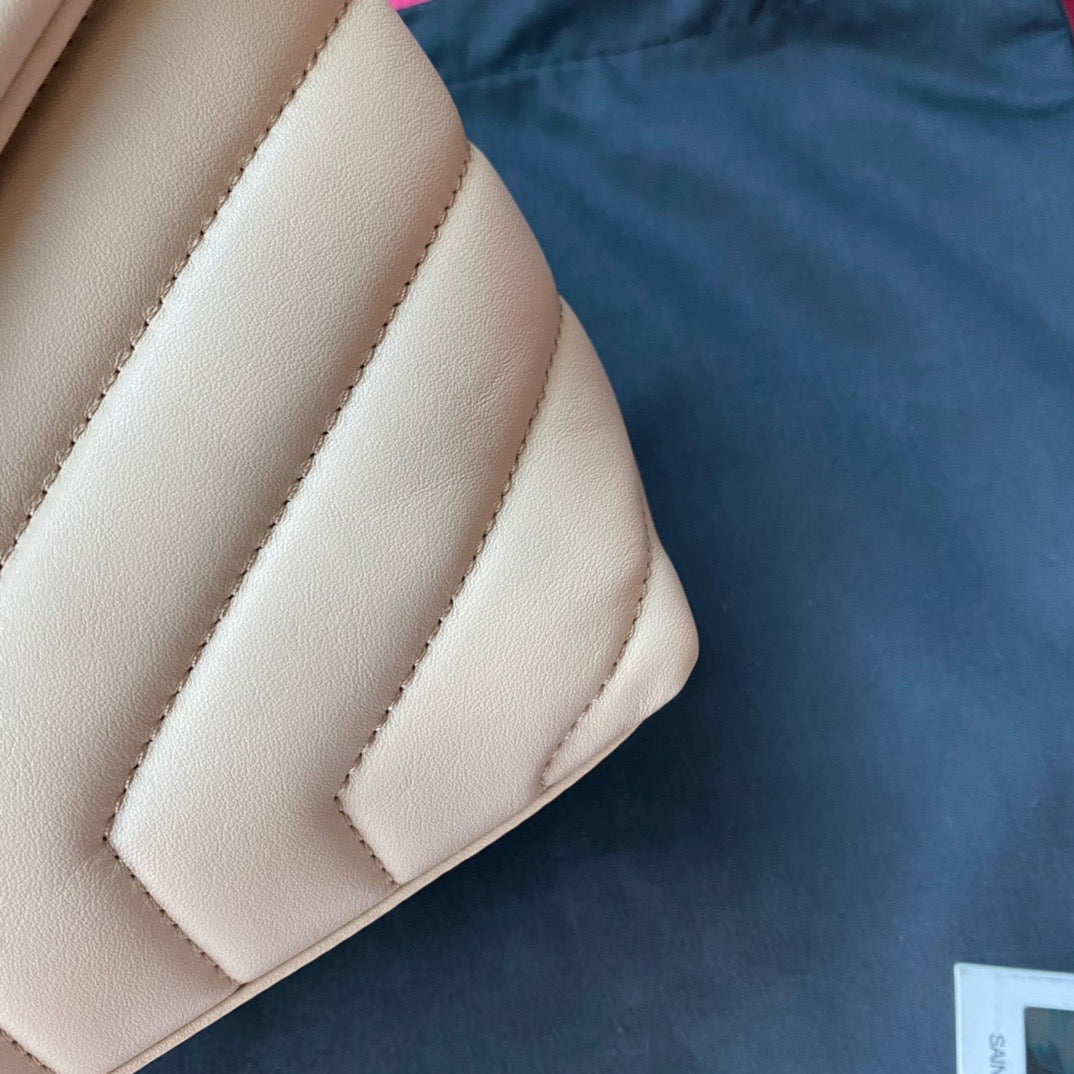 Bolsos negros y dorados