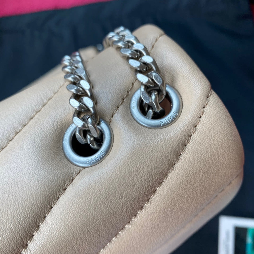 Bolsos negros y dorados