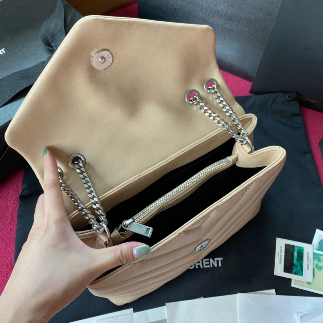 Bolsos negros y dorados