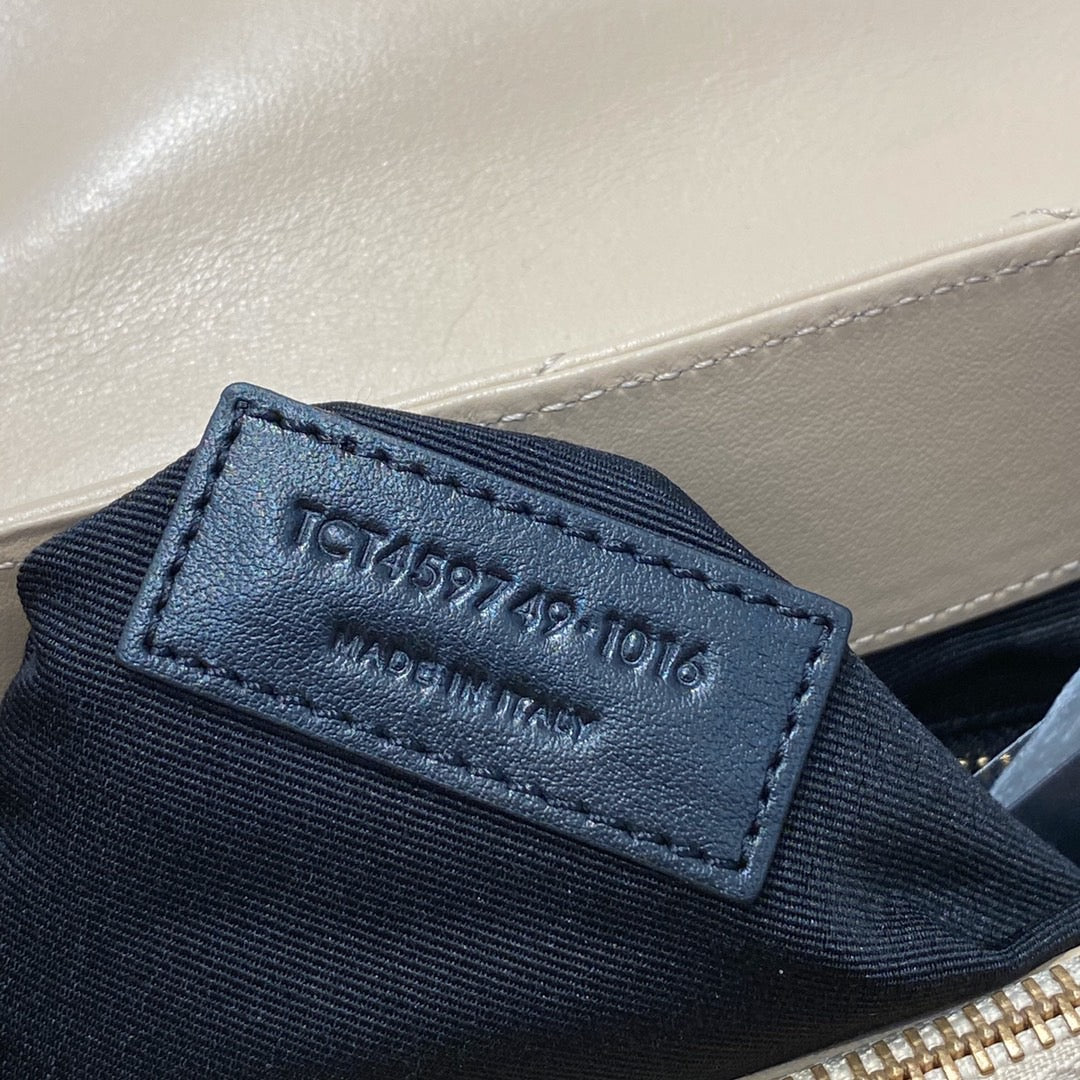 Bolsos negros y dorados