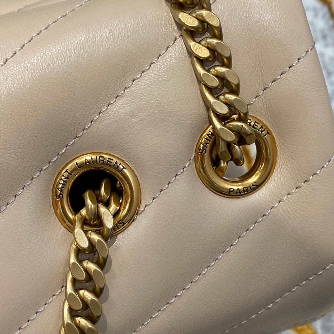 Bolsos negros y dorados