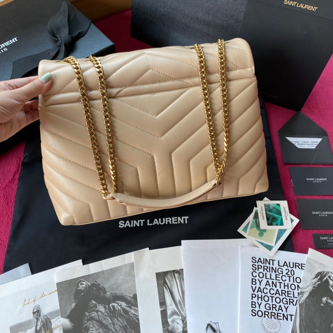 Bolsos negros y dorados