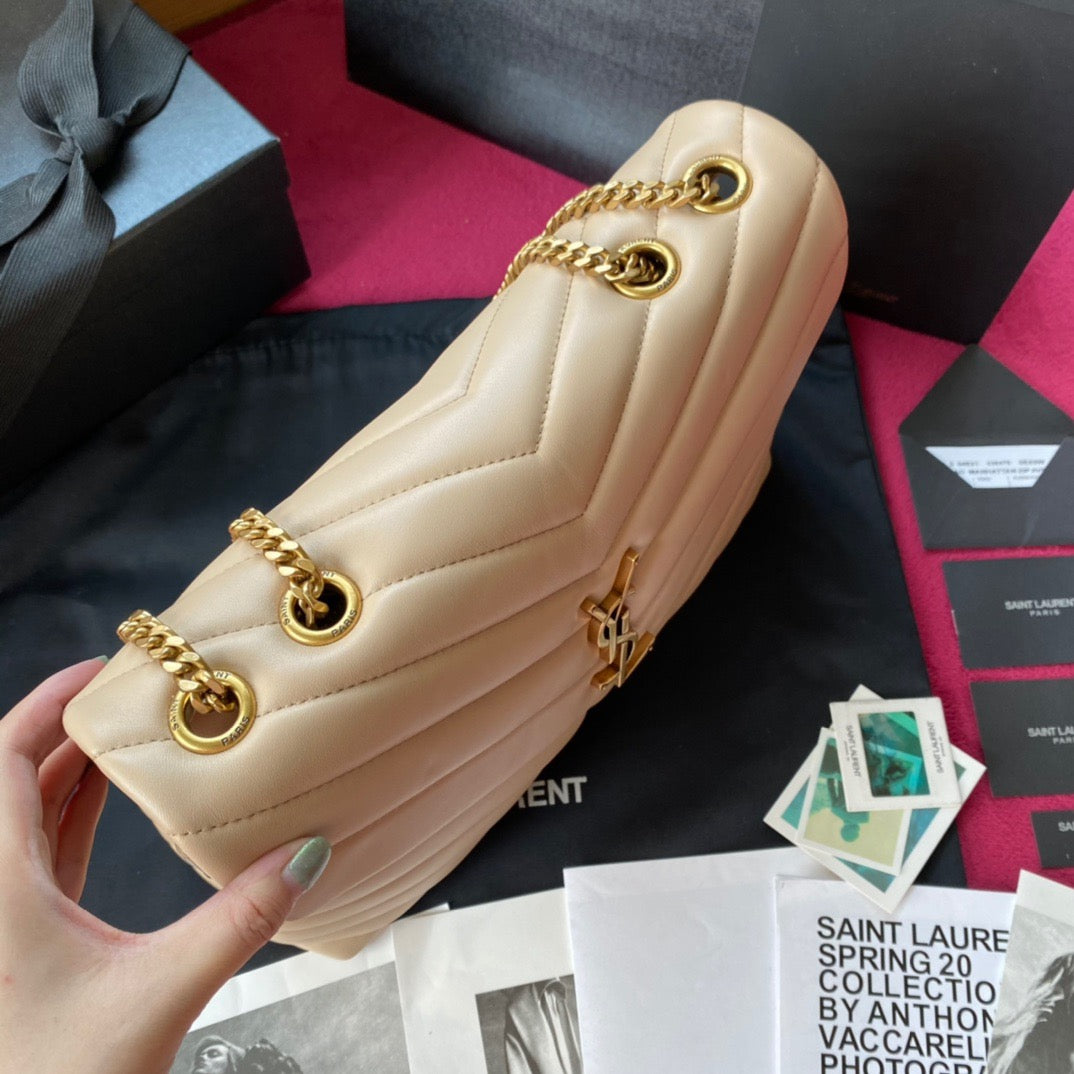 Bolsos negros y dorados