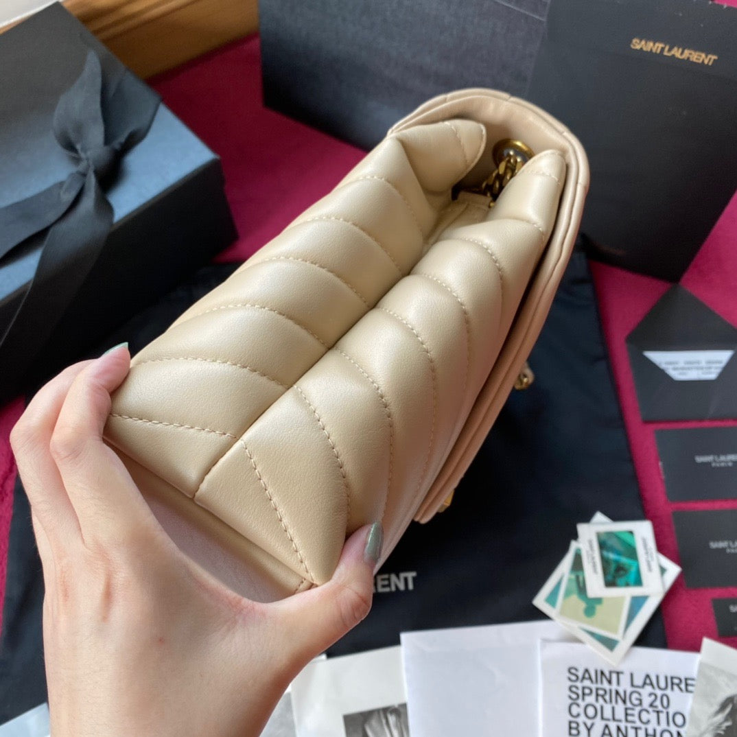 Bolsos negros y dorados