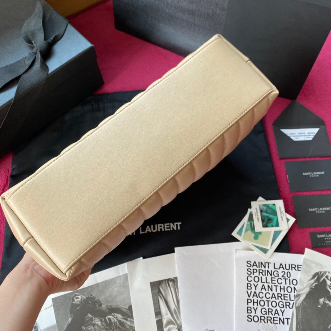 Bolsos negros y dorados
