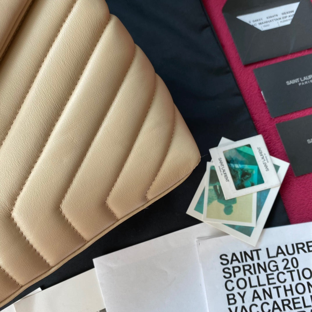 Bolsos negros y dorados