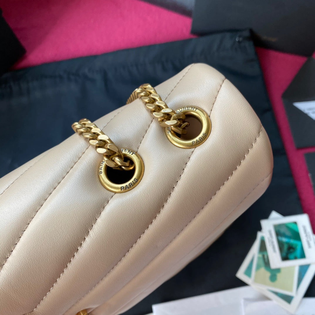 Bolsos negros y dorados
