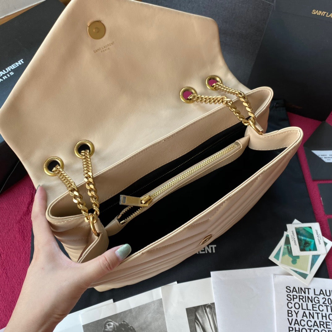 Bolsos negros y dorados