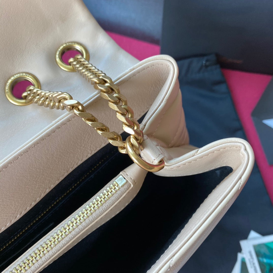 Bolsos negros y dorados