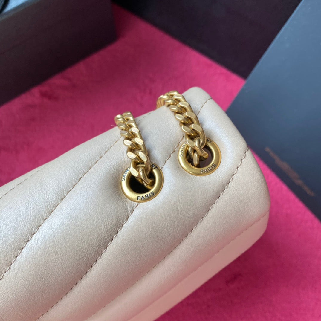 Bolsos negros y dorados