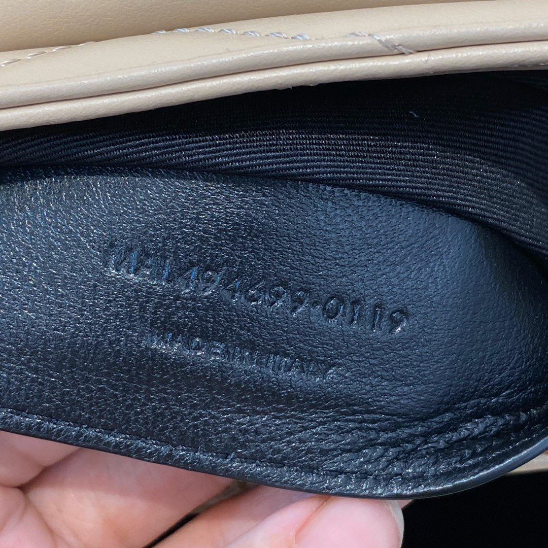Bolsos negros y dorados