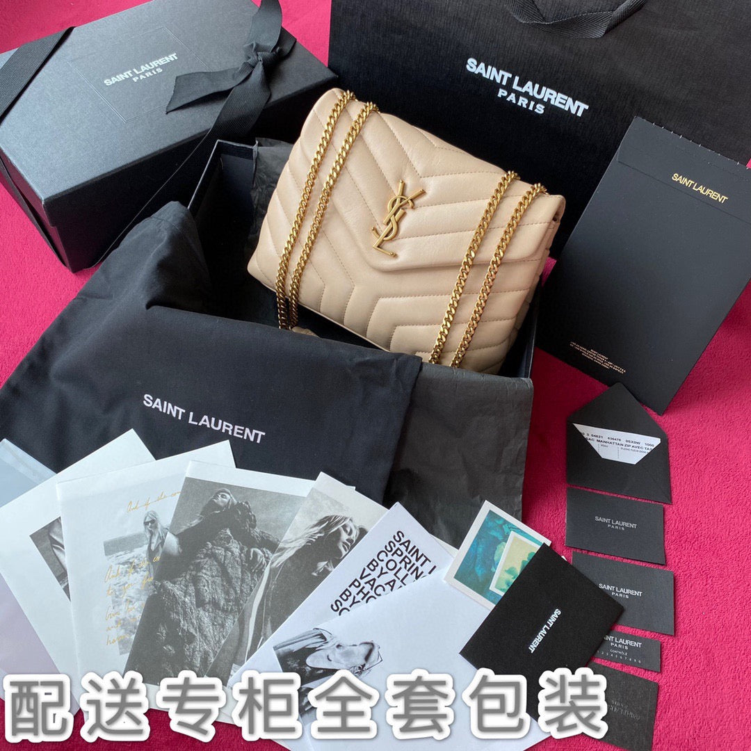 Bolsos negros y dorados