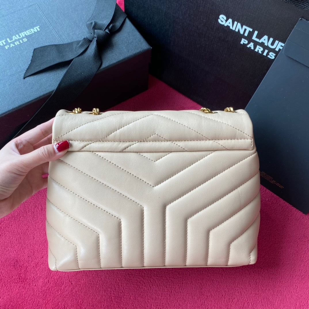 Bolsos negros y dorados