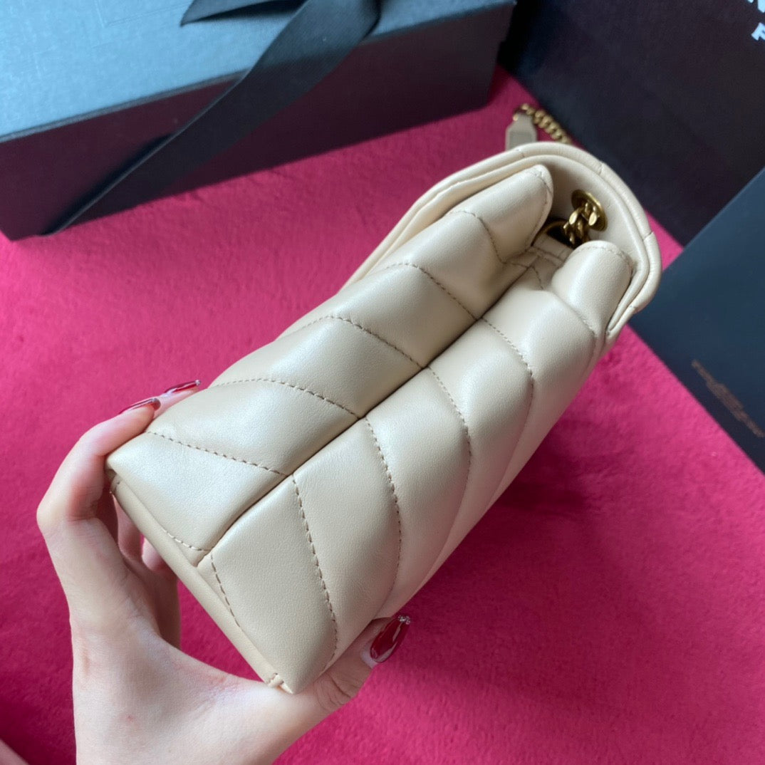 Bolsos negros y dorados