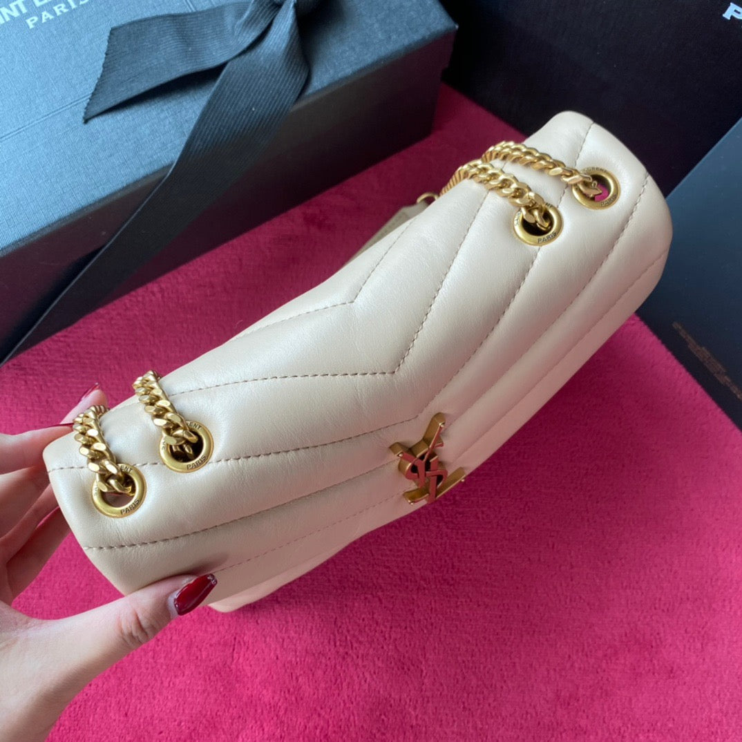 Bolsos negros y dorados