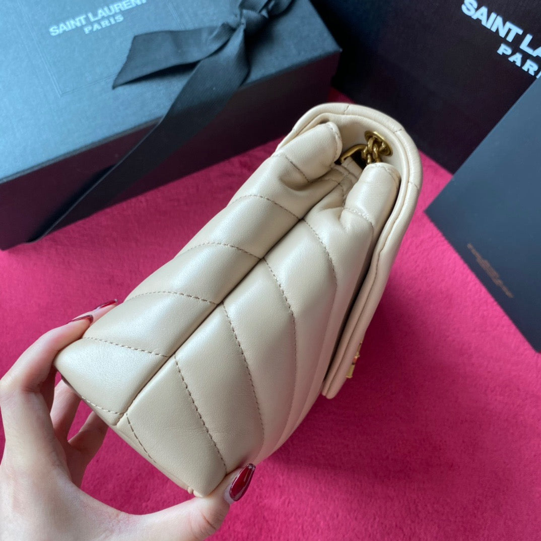 Bolsos negros y dorados