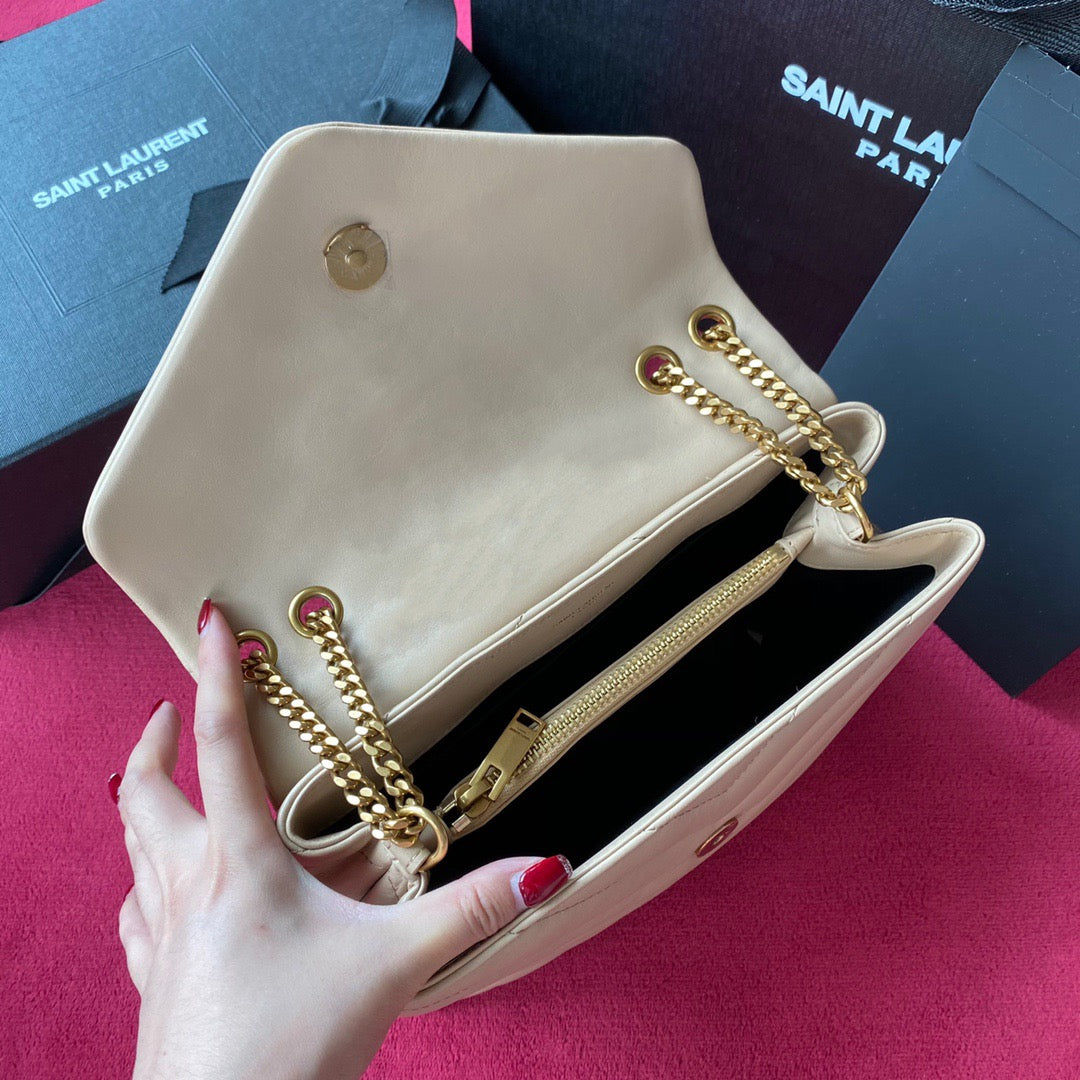 Bolsos negros y dorados