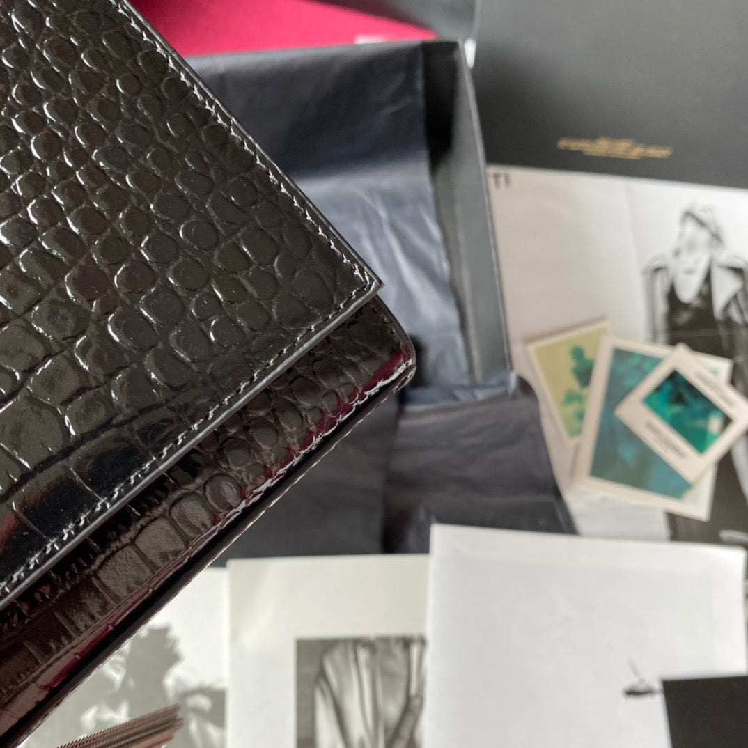 Bolsos rojos, negros y blanquecinos
