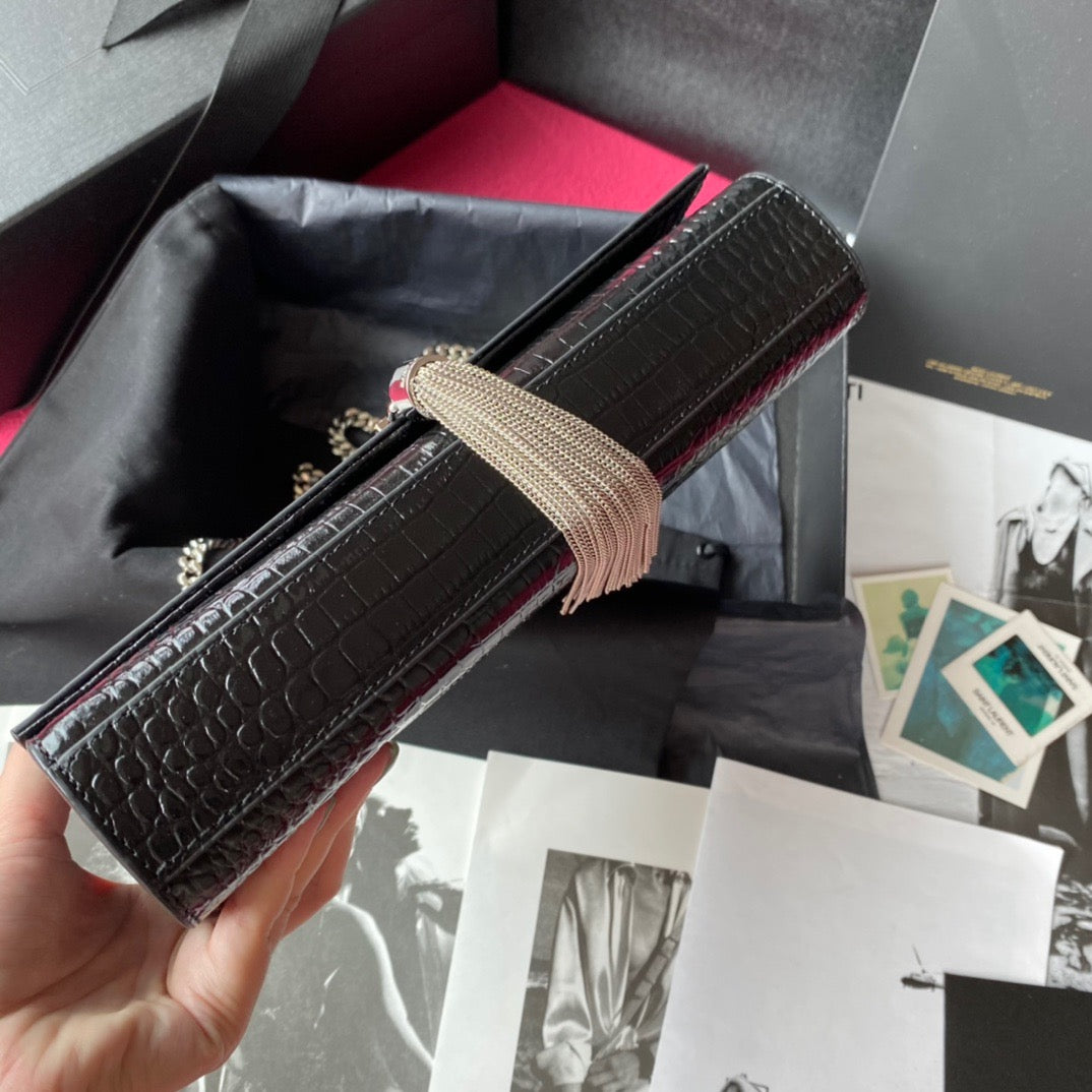 Bolsos rojos, negros y blanquecinos