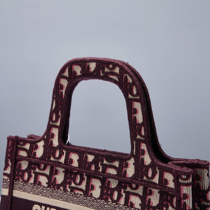 حقائب متعددة الألوان