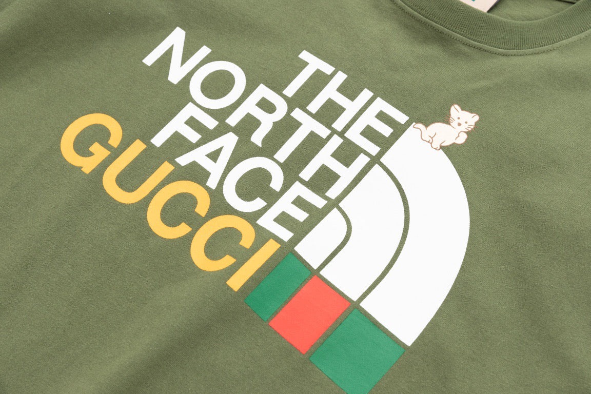 Schwarze, graue und weiße T-Shirts