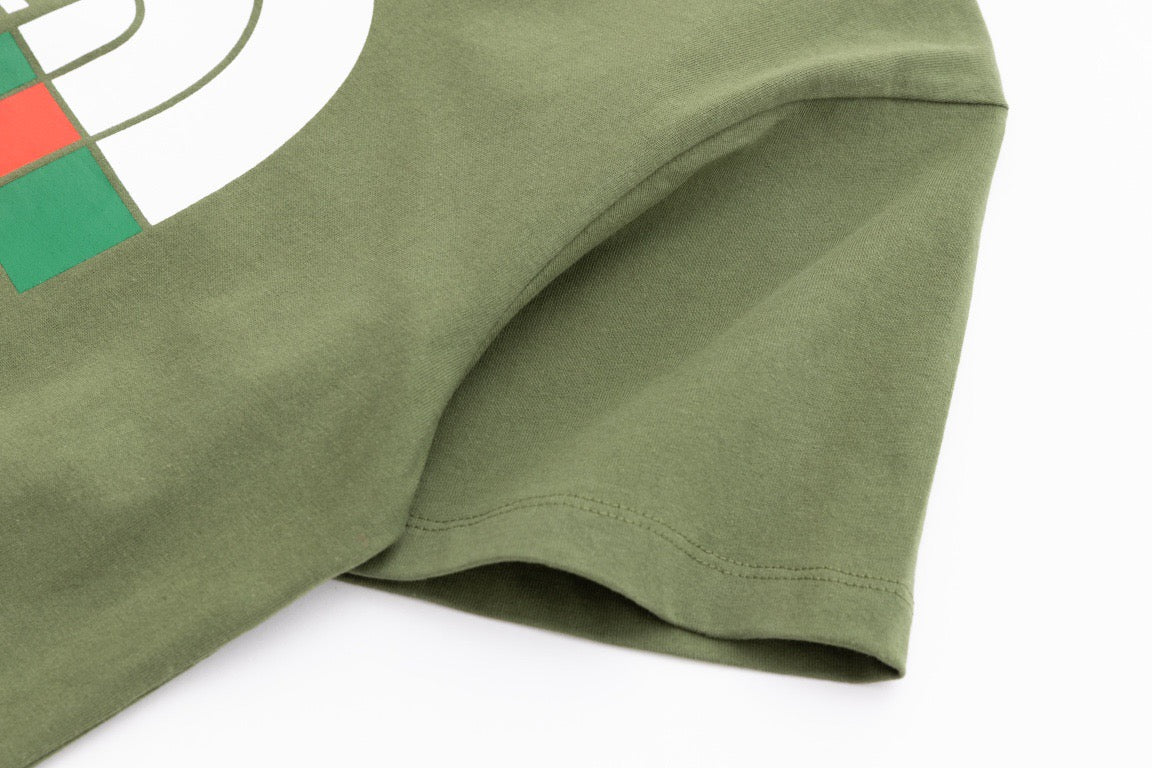 Schwarze, graue und weiße T-Shirts