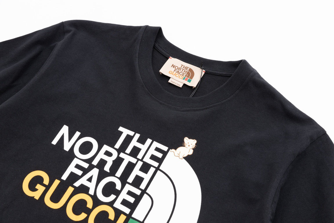 Schwarze, graue und weiße T-Shirts