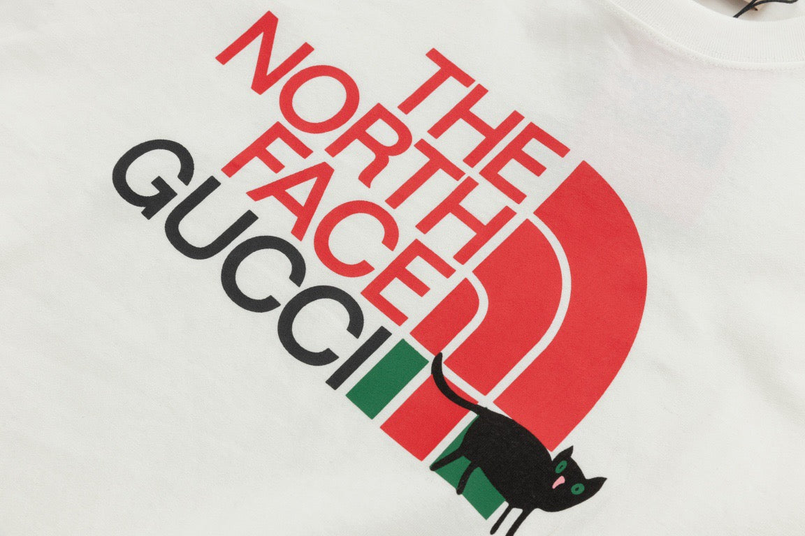 Schwarze, graue und weiße T-Shirts