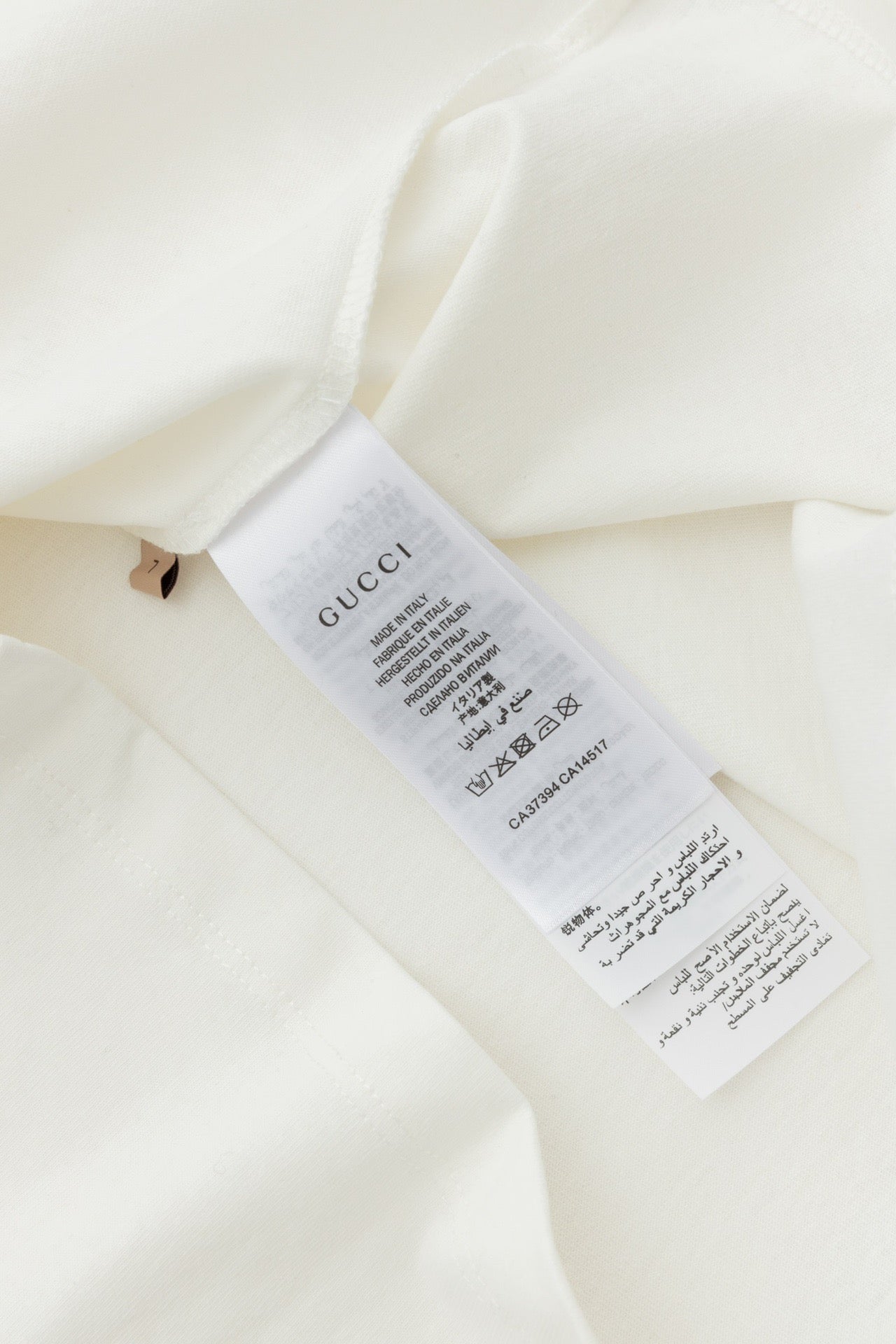 Schwarze, graue und weiße T-Shirts