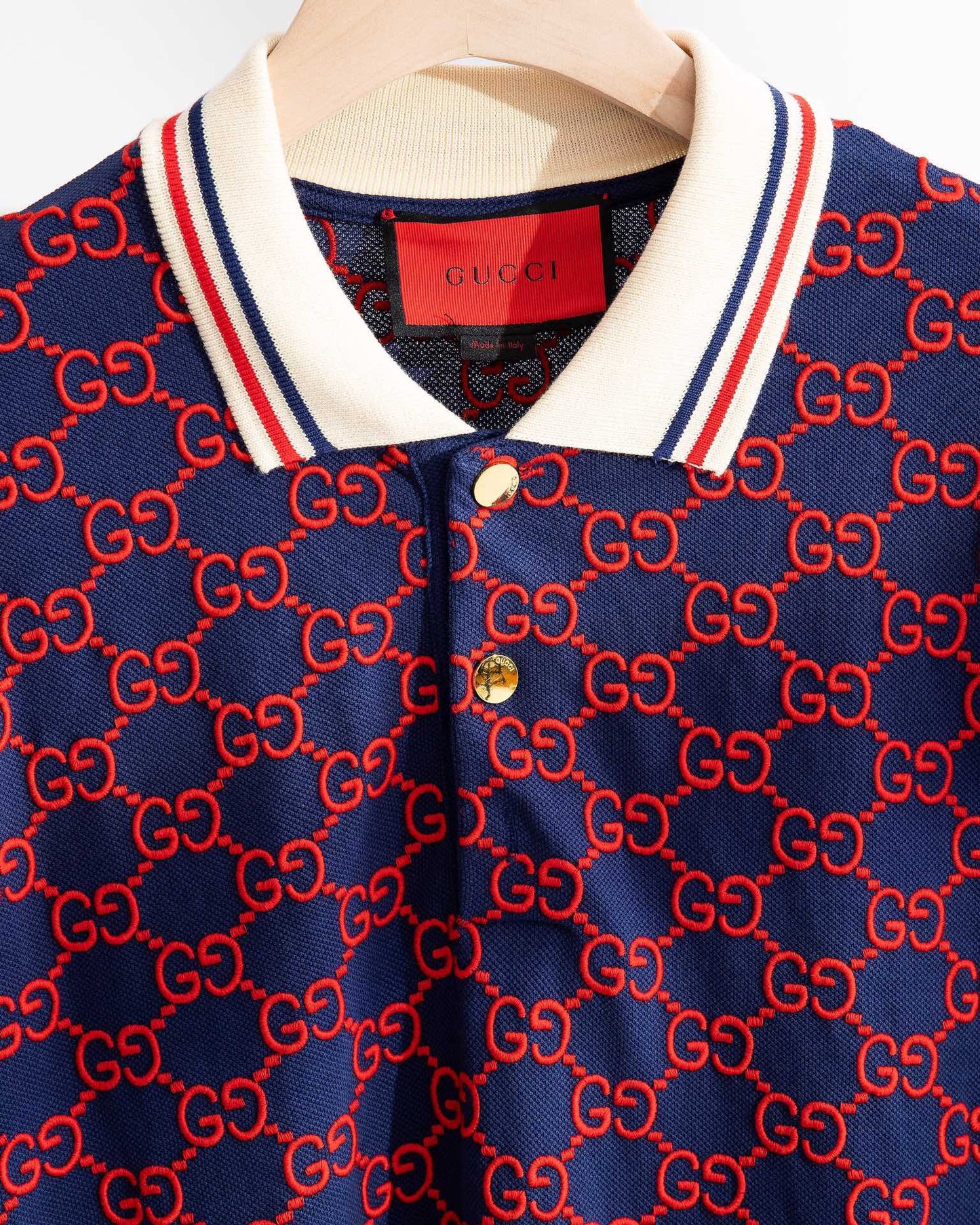 Rot-Blaue Poloshirts