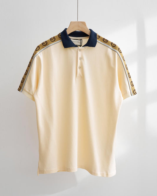 Grüne, schwarze und hellrosa Poloshirts