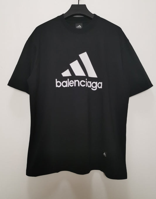 Schwarz-blaue und weiße T-Shirts