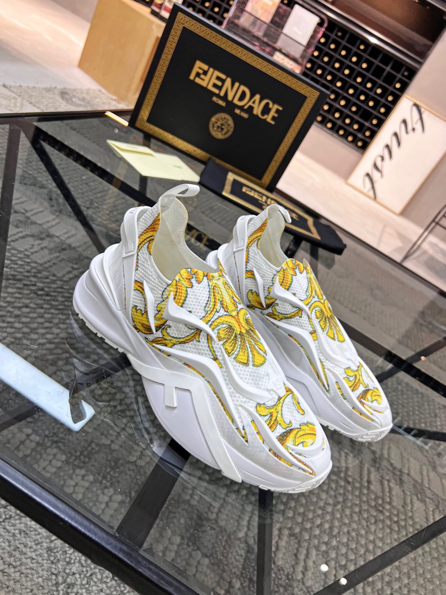 Zapatos blancos y negros