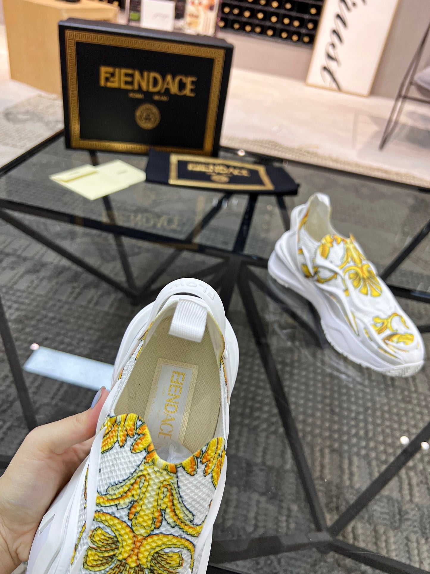 Zapatos blancos y negros