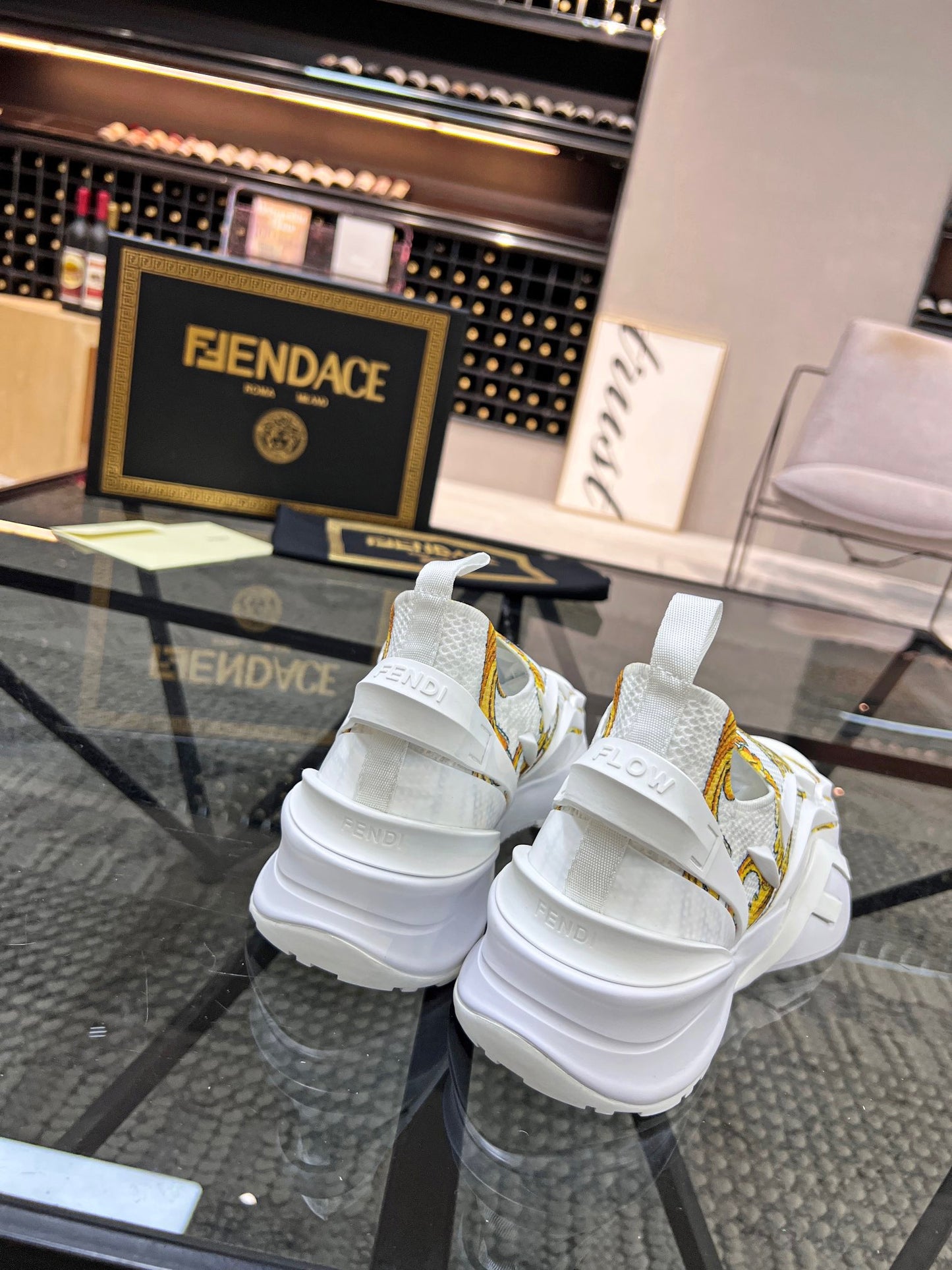 Zapatos blancos y negros