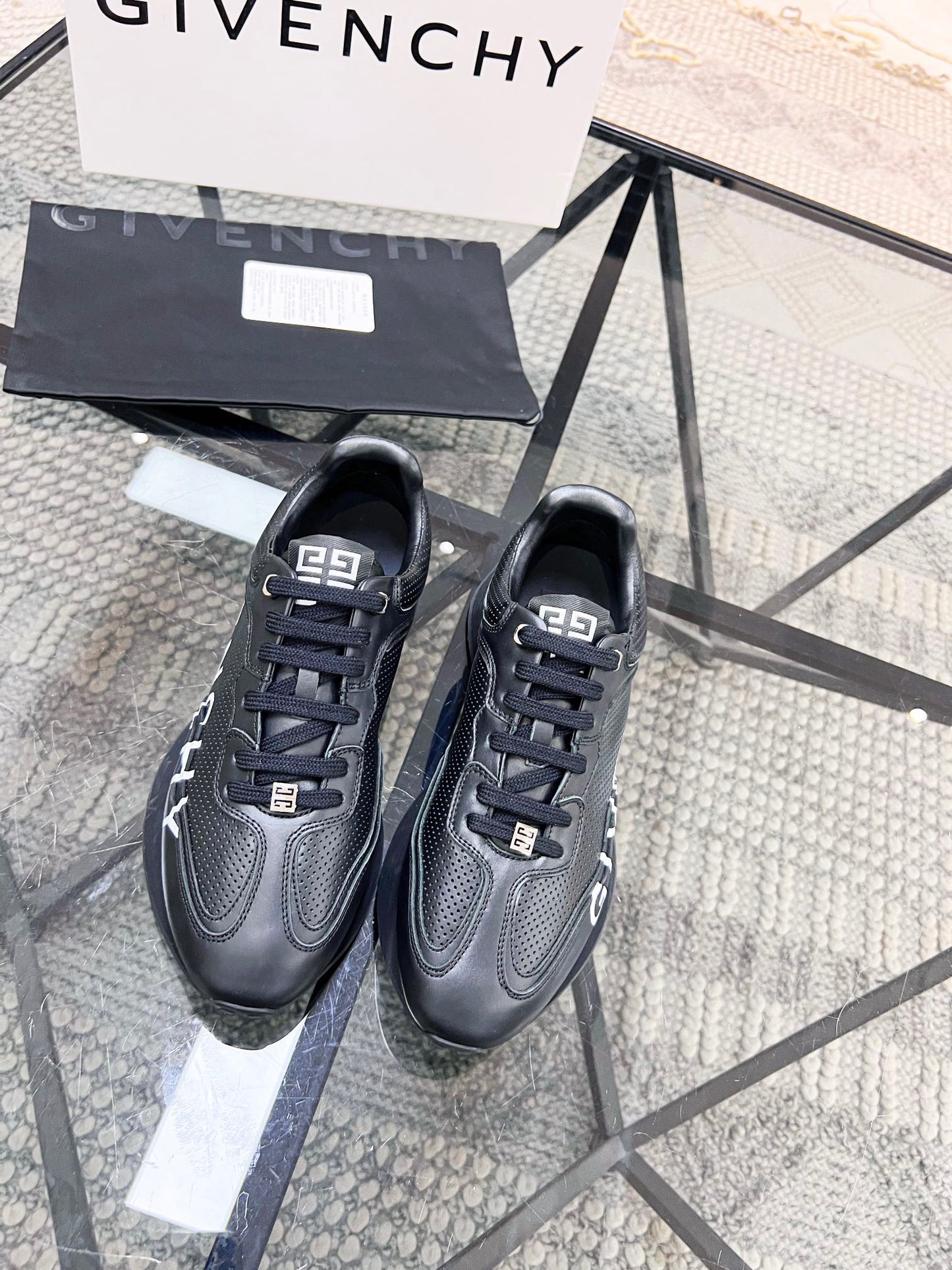 Zapatos blancos y negros