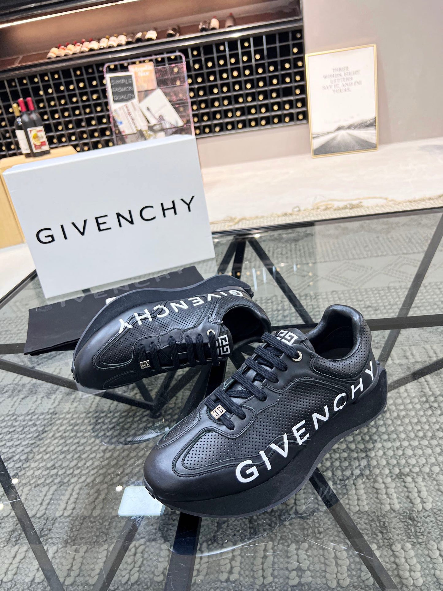 Zapatos blancos y negros