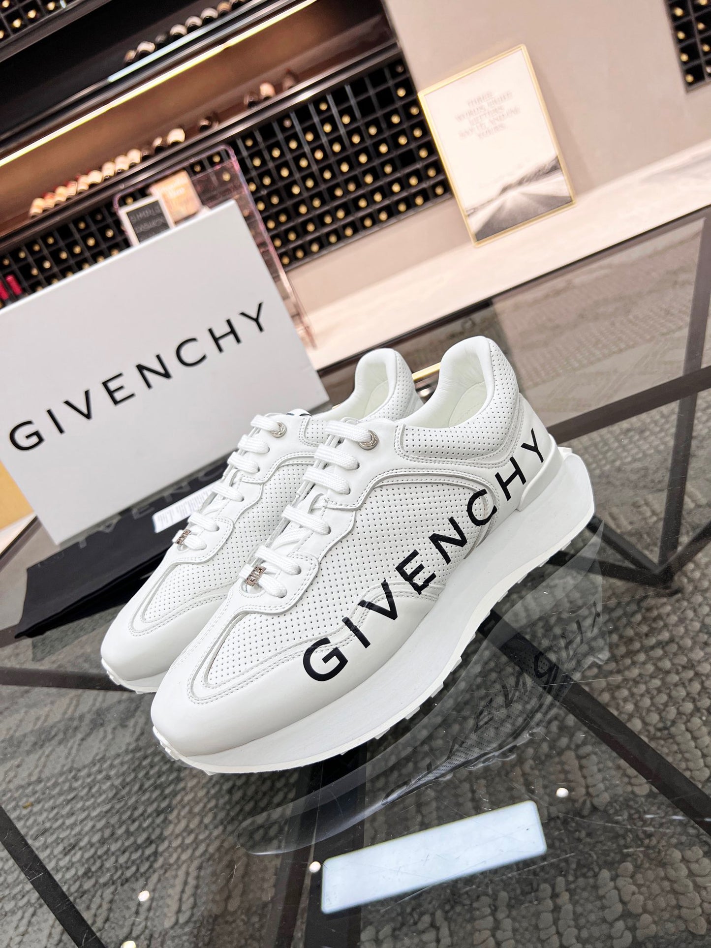 Zapatos blancos y negros