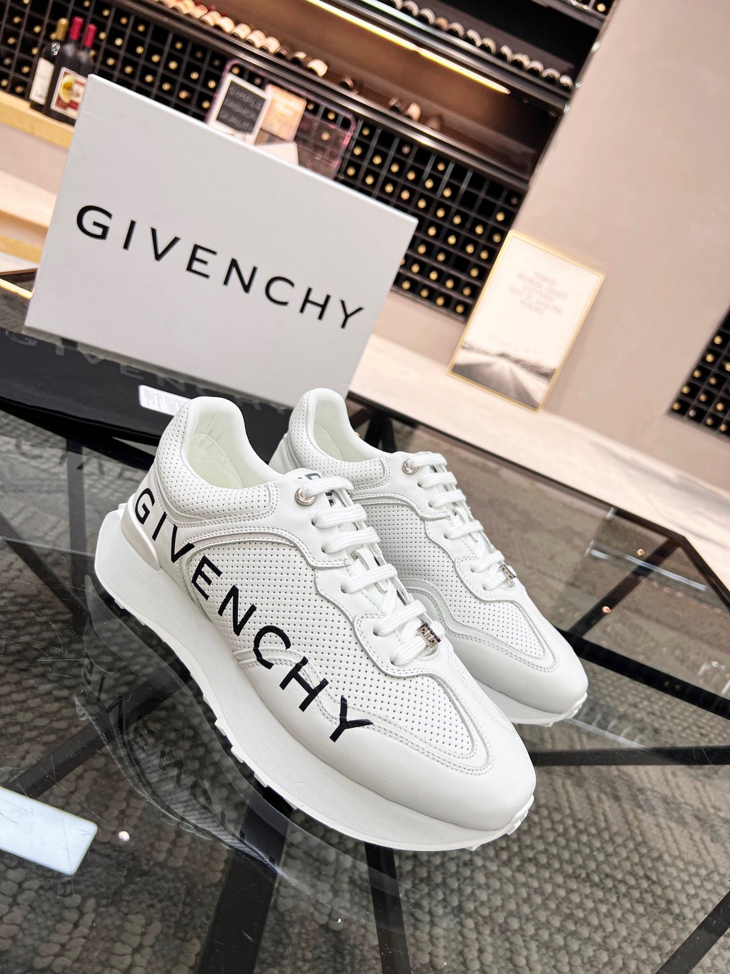 Zapatos blancos y negros