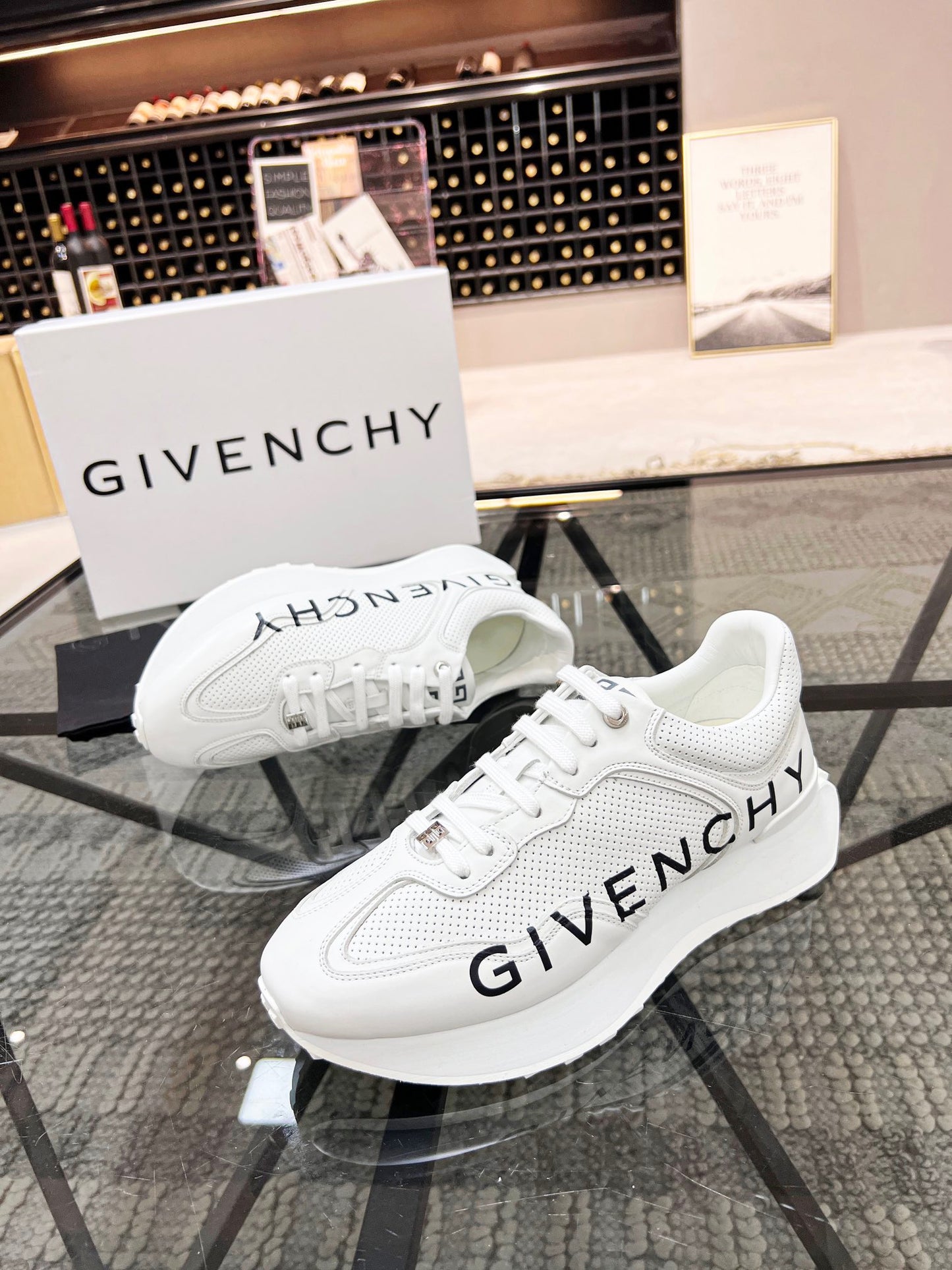 Zapatos blancos y negros