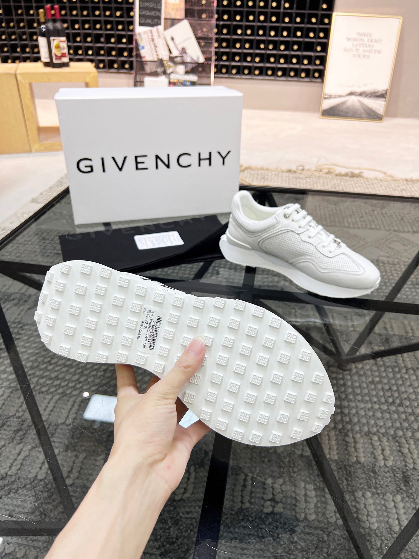 Zapatos blancos y negros