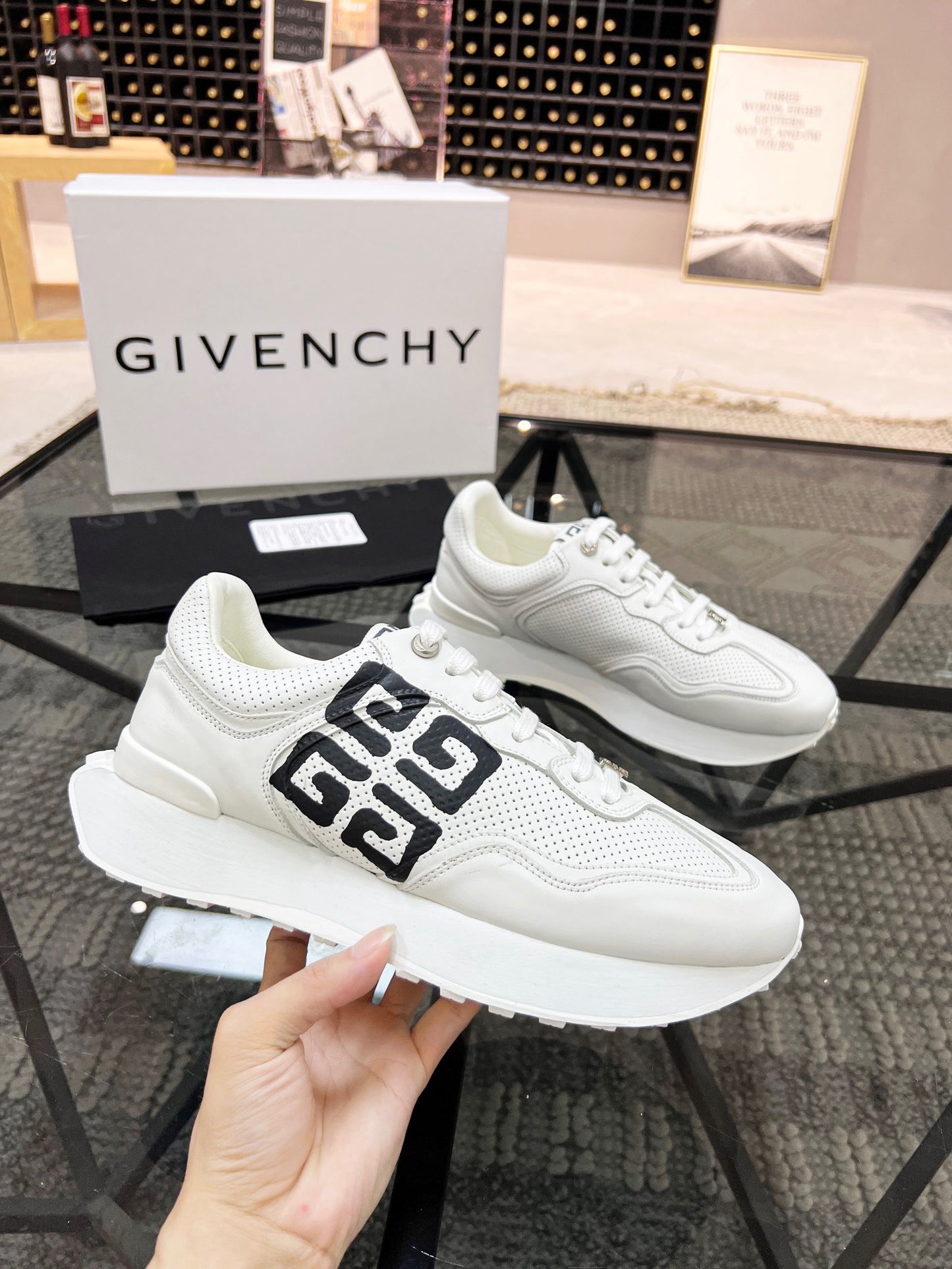 Zapatos blancos y negros