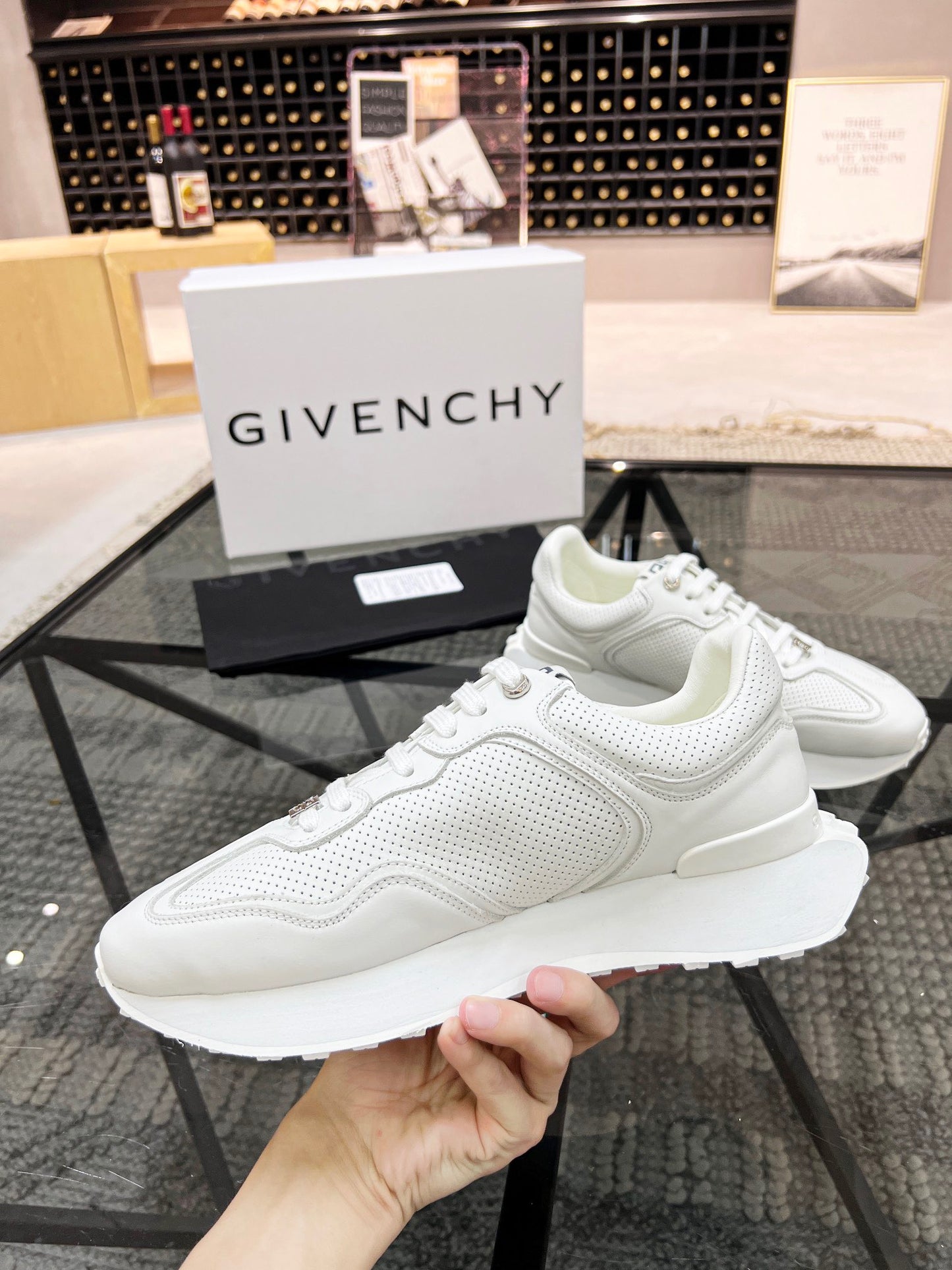 Zapatos blancos y negros