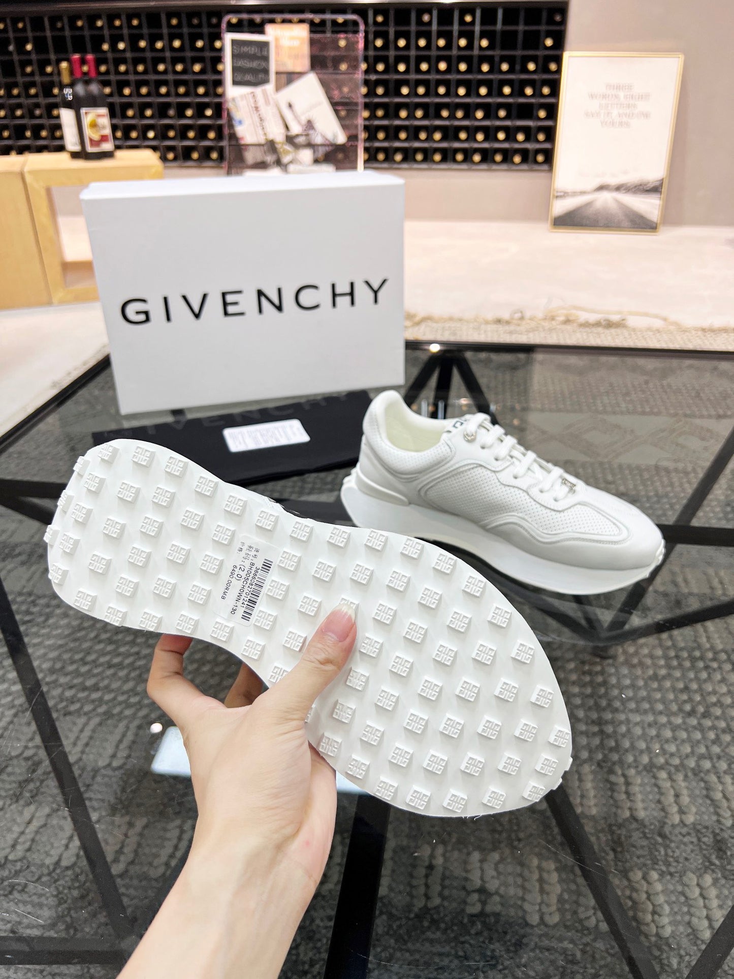 Zapatos blancos y negros