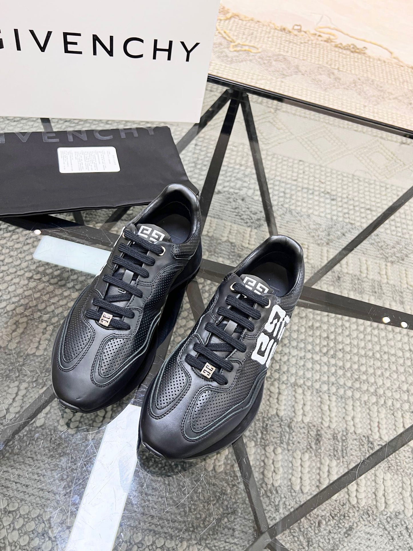 Zapatos blancos y negros