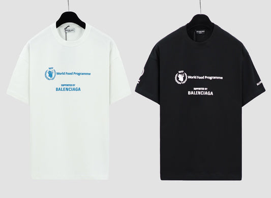 Weiße, schwarze T-Shirts