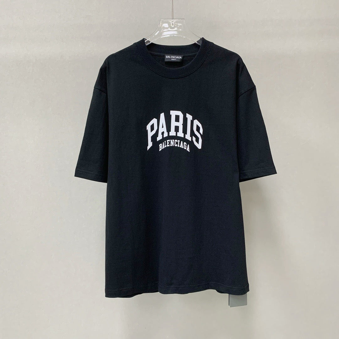 Schwarze, weiße T-Shirts