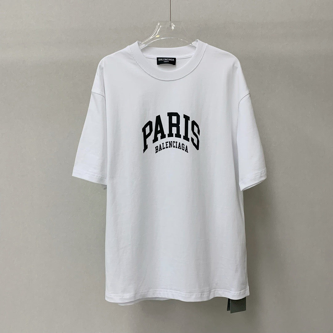 Schwarze, weiße T-Shirts