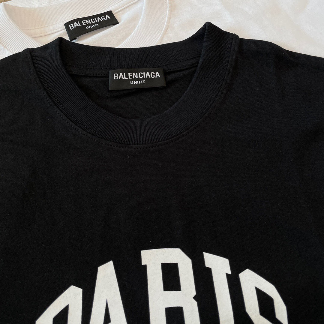 Schwarze, weiße T-Shirts