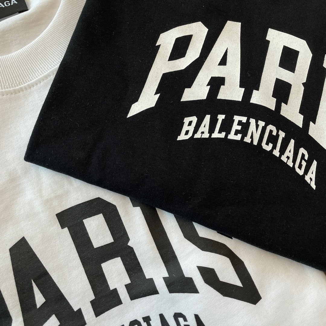 Schwarze, weiße T-Shirts